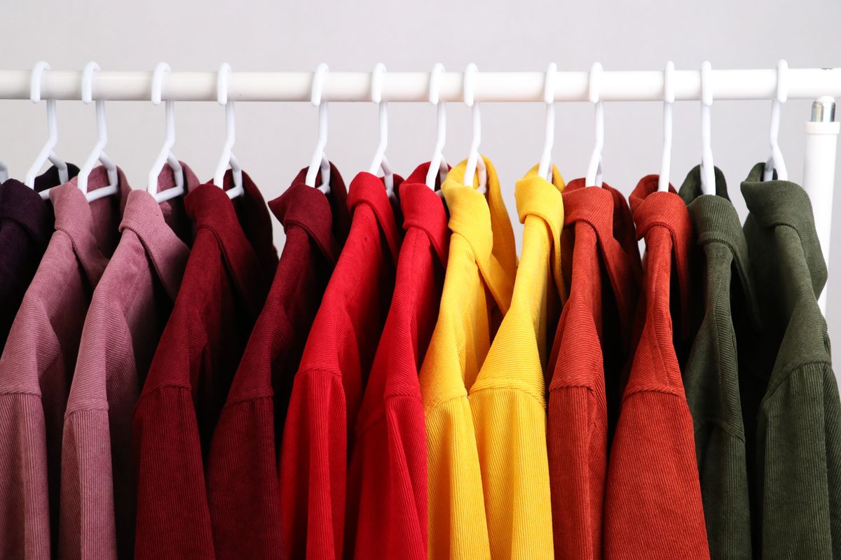 Roupas coloridas penduradas para lavagem a seco
